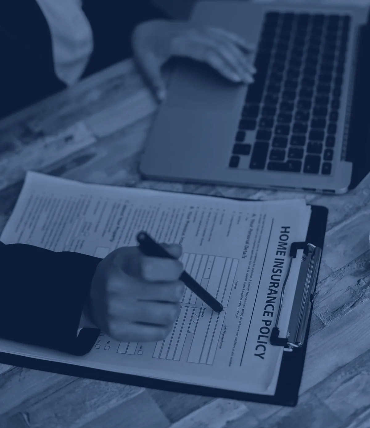 Relecture et signature d'une police d'assurance